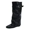 Botas de cavaleiro de couro com fivela da moda para mulheres, coleção outono/inverno 2026, com bico quadrado, salto baixo e design de cano largo para um look sofisticado