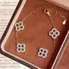 Colgante Flor de Cinco Pétalos Floreciendo en el Palacio Flor de Trébol de Cuatro Hojas Joyería de Mano Estilo Chino Pulsera de Peonía Roja Pulsera de Corindón Rojo