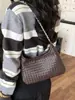 Bolso de cubo de moda tejido a mano, diseño de nicho moderno, bolso de mano al hombro, nuevo bolso cruzado diario de gran capacidad