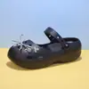 Zapatos Mary Jane perforados 5.0CM de aumento de altura para mujer 2026 verano nuevo estilo para exteriores puntera cerrada suela suave antideslizante yoga ballet