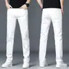 Jeans blancos de alta gama para hombre, nuevos pantalones rectos ajustados de otoño, pantalones largos elásticos casuales de moda para hombre, nuevo estilo