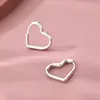 Hebilla de Oreja de Amor Hueca Pendientes en Forma de Corazón Elegantes Retro Dulces Celebridad de Internet Ins Diseño Simple Sentido Mujeres