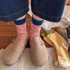 Calcetines de Mujer a Rayas Acanaladas de Color Contrastante Retro Casual Versátil Personalidad Holgados de Algodón Atmosféricos Otoño e Invierno de Caña Media Color Cálido
