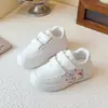 Zapatos Infantiles Primavera Verano Campus Nuevo Estilo Zapatos de Vestir 2026 Zapatos Blancos Tabla Casual Rendimiento Zapatos Blancos Pequeños para Niños Zapatos Deportivos