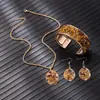 Conjunto de pulsera, collar y pendientes de estilo europeo y americano transfronterizo con grava de colores y apertura lateral ancha, accesorios de pulsera de diamantes, joyería para orejas