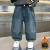 Pantalones Gruesos Forrados de Polar para Niños Invierno 2026 Nuevo Estilo Niños Versión Coreana Jeans de Moda Pantalones Rectos Cálidos de Invierno