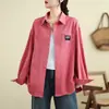 Foto real de una camisa casual holgada de estilo relajado, versión coreana, camisa de trabajo de mezclilla versátil de manga larga, chaqueta para pareja para mujer