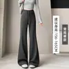 Calça atlética feminina estilo americano, fluida, elástica, de cintura alta, levemente flare, coleção outono 2026, casual, slim-fit e que valoriza a silhueta.