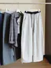 Pantalones casuales holgados de pierna ancha estilo coreano para mujer, para principios de otoño de 2026, con una elegante cintura de bloques de color, versátiles pantalones rectos de pierna curva