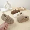 Zapatos peludos para niños estilo coreano, zapatos cálidos de algodón, nuevo modelo de invierno 2026, zapatos peludos para niñas tipo Birkenstock con hebilla de cinturón y forro de felpa