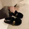 Chinelos baixos com estampa de leopardo retrô, novo estilo outono/inverno feminino, com forro de pelo de coelho, design de calçar fácil, versátil para duas formas de usar, sapatos de algodão quentes e antiderrapantes