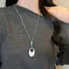 Nuevo collar colgante ovalado hueco de plata esmerilada con turquesa para mujer, joyería de nicho de lujo ligero de alta gama para mujer
