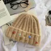 Chapéu de lã colorido estilo coreano com botões para mulheres, quente e protege as orelhas para outono e inverno, faz o rosto parecer menor, gorro fofo de pelúcia, chapéu para clima frio