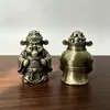 Sen She ofrece figuras en miniatura del carácter "Fu" en color cobre y del dios de la fortuna con cara sonriente, perfectas como mini decoraciones de escritorio para la oficina o como regalos auspiciosos para inauguraciones.