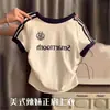 Camiseta Deportiva de Manga Corta con Pliegues de Tres Barras en el Hombro Derecho Estilo Americano para Mujer con Diseño de Nicho, Top Corto Dulce Sexy Ajustado