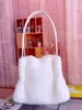 Bolso de felpa para viajes, bolso de estilo nuevo, bolso bandolera portátil, bolso versátil de gran capacidad, bolso informal para otoño e invierno.