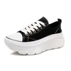 Zapatos de lona para mujer 2026 verano nuevo estilo zapatos que aumentan la altura punta redonda con cordones suela gruesa casual zapatillas blancas zapatos individuales para mujer