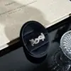 Anel Feminino Francês de Fita Irregular Amarrada com Zircônia Novo Estilo Totalmente Pavimentado Zircônia Quadrada de Corte Princesa Exquisito Versátil Aberto Ajustável