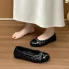 Zapatos planos negros estilo Chanel con patrón de rombos y detalle de cadena, punta fina, para mujer, colección primavera 2026, Mary Janes de estilo francés para el trabajo