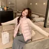 Gola alta, colete acolchoado de plumas curto e leve para mulheres, adequado para outono e inverno, uma peça de vestuário externa elegante e da moda