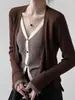 Cardigã de malha V-neck estilo retrô coreano cor de café, falso duas peças, para mulheres, início do outono de 2026, top extremamente estiloso e com aparência madura