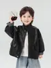 Valle del Viento 2026 Otoño Nueva Chaqueta de Cuero para Motociclista Estilo Coreano Fresca Unisex Chaqueta Versátil de Primavera y Otoño para Niños con Cuello Alto