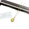 Colar com Pingente Borboleta Vazada em Diamante Gelo Triturado Estilo Retro Francês para Mulheres, Estilo Luxo Leve, Ouro Areia, Joias de Alta Qualidade