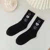 Calcetines de Marca Ins Coreana de Moda con Ilustración de Cara Sonriente y Letras para Hombres y Mujeres Calcetines Creativos de Media Pantorrilla Calcetines de Estampado Graffiti Blanco y Negro de Moda