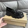 Sapatos Pequenos de Couro Estilo Britânico Versáteis com Sola Grossa e Salto Grosso para Mulheres Mocassins Slip-On Retro com Fivela de Metal