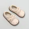 Sapatos de princesa bordados para meninas, primavera e outono, sola macia, antiderrapantes, sapatos pequenos de couro, estilo pastoral, novos sapatos baixos versáteis e da moda 2026