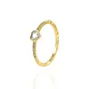 Anillo de oro con diamantes simple y versátil para mujer, diseño único con motivos de concha, corazón y ola, adecuado para el uso diario