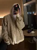 Cardigan de tricô listrado com blocos de cor e capuz, estilo Harajuku, uma jaqueta com zíper jovem e que afina a silhueta.
