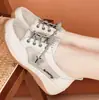 Sapatos de Mãe Vazados de Verão Femininos Couro Genuíno Novo Estilo Versátil Sola Grossa Slip-on Sola Macia Casual Respirável Sapatos Femininos Individuais Sandálias