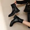 Botines negros de cuero suave con suela gruesa para personas menudas, tacón grueso de 5 cm, nuevo estilo británico otoño/invierno, botines que aumentan la altura, ajustados
