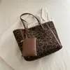 Bolso de mano retro de gran capacidad para mujer, nuevo bolso tote con estampado de leopardo 2026, bolso de hombro versátil con monedero