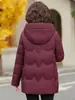 Chaqueta de plumón auténtica de invierno para mujeres de mediana edad, nuevo estilo 2026, prenda exterior moderna y cálida para mujeres mayores