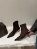 Botines de tacón de aguja con punta fina estilo francés para mujer, 2026, con adornos de gamuza y remaches, elegantes y estilizados, perfectos para otoño e invierno