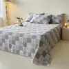 Un tipo de sábana de cama de tela gruesa de algodón puro, vieja y áspera, pieza individual, edredón individual de verano de algodón puro, funda de almohada, juego de tres piezas, tapete de algodón y lino