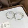 Aretes nuevos, de alta gama, multicapa en oro y plata con un diseño único y de nicho, perfectos para mujeres que aprecian un estilo sofisticado y elegante.. Estos incluyen pendientes de botón, pendientes de aro y pendientes de aro lisos.