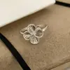 Anel Retrô Vazado de Flor de Trevo de Quatro Folhas Personalizado e Requintado para Mulheres, Design Versátil e Único, Luxo Leve, Brincos de Alta Qualidade