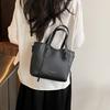 Bolso de Textura de Alta Gama para Mujer 2025 Nueva Moda Moda Nicho Bolso Cubo Portátil Ocio para Viajes Bolso Bandolera