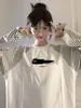 2025 Outono Inicial Nova Camiseta Divertida Estampada de Manga Longa Moda Feminina Versátil Design de Costura em Blocos Listrados Contrastantes Top