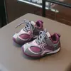 Sapatos para bebês em combinação de cores retrô, tênis de malha leves e respiráveis para crianças pequenas, sapatos casuais versáteis de sola macia para bebês