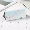 Fabricantes de cajas de gafas plegables triangulares portátiles personalizadas al por mayor para estudiantes hombres y mujeres, estilo coreano pequeño, fresco, lindo, personalidad creativa