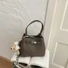 Bolso de cesta estilo coreano para mujer, modelo nuevo 2026, bolso tipo cubo de mano, bolso de hombro y cruzado de alta gama exquisito para mujer