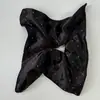 Pañuelo Cuadrado Satinado Retro Estilo Coreano para Atar el Cabello con un Toque de Lujo, Adornado con Pedrería, Forma Cuadrada, Estilo Relajado, Elegante Accesorio para el Cabello