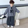 Conjunto de Camisa Masculina Estilo Primavera e Outono 2026 Novas Roupas Infantis Estilo Coreano Roupas de Bebê para Outono Conjunto de Duas Peças Estilo Preguiçoso Tendência