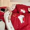 Conjunto de Quatro Peças em Algodão de Fibra Longa com Desenho e Bordado de Cavalo Vermelho Fofo, Capa de Edredom, Lençol de Cama 100% Algodão para Uso na Cama 1