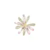 Moda nueva 2023 Broche de margarita para mujer Accesorios elegantes de alta gama combinan con todo Pin anti-exposición de celebridad de Internet Broche