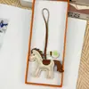 Llavero de Cuero de Caballo Balancín Vintage, Riqueza Instantánea, Colgante Exquisito de Caballito, Accesorio Recomendado para Llavero y Bolsa